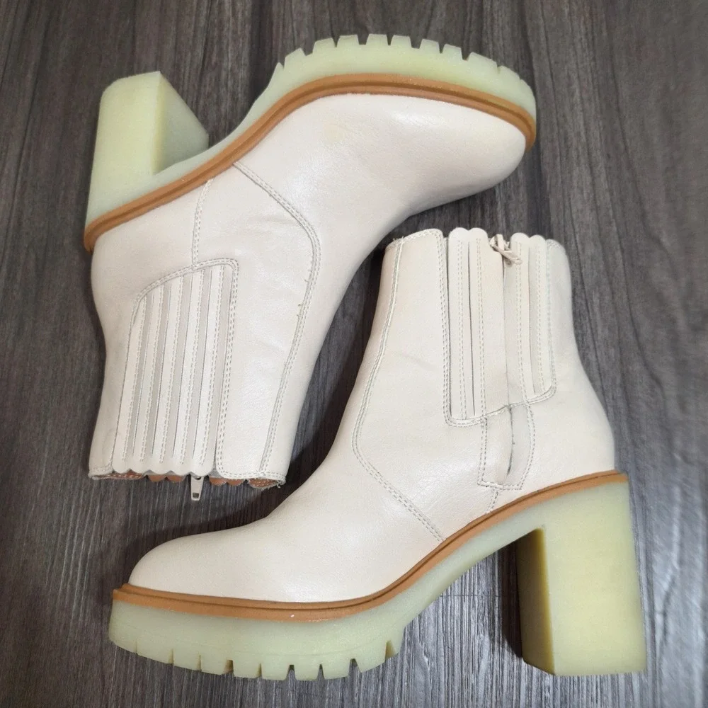 Oasis Society Womens Cream Beige Platform Lug Sole Scalloped Chunky Boots Size 8